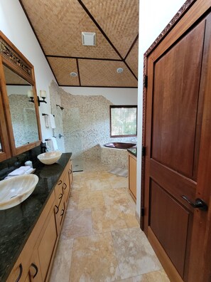 Doccia, asciugacapelli, asciugamani, sapone