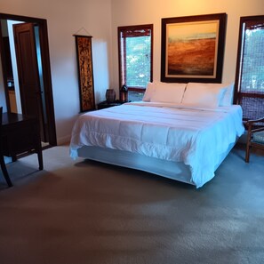 1 habitación, caja de seguridad en la habitación y escritorio 