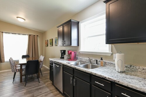 Third Street Retreat-walking 2 Blocks to Downtown 12+ Guests!