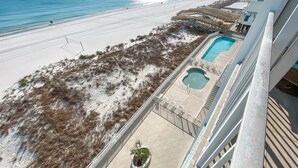 Una propiedad frente a la playa con piscina, acceso directo a la playa y vistas al océano.
