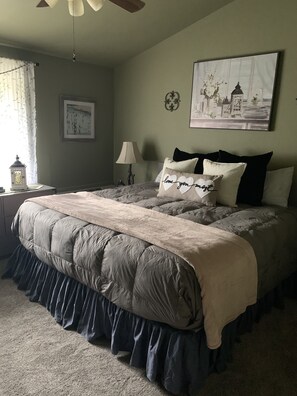 1 bedroom, iron/ironing board, free WiFi, bed sheets - Lake Geneva Area Lakeside Retreat! Close to Golf, Shopping, Restaurants & More! (Lake Geneva)