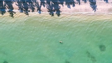 Plage, sable blanc, chaises longues, parasols