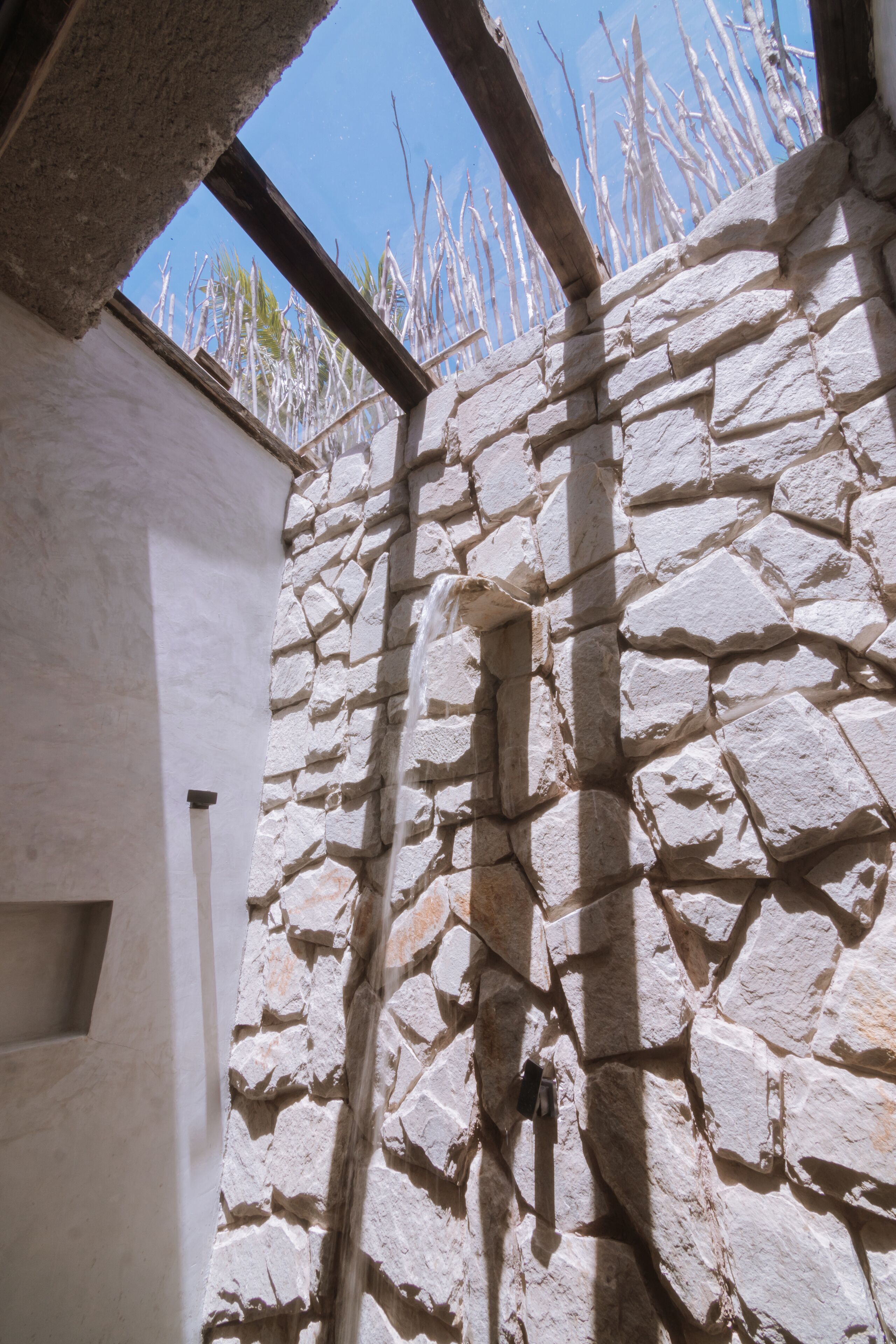Una pared de piedra con estructura de madera.