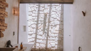 Suite Zai | Banheiro | Chuveiro, produtos de toalete grátis, secador de cabelo