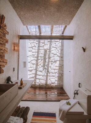 Suite Zai | Baño | Ducha, artículos de higiene personal gratuitos y secador de pelo