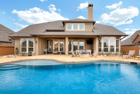 Pool - Cinema - A Birdy Vacation Rental (Fair Oaks Ranch)