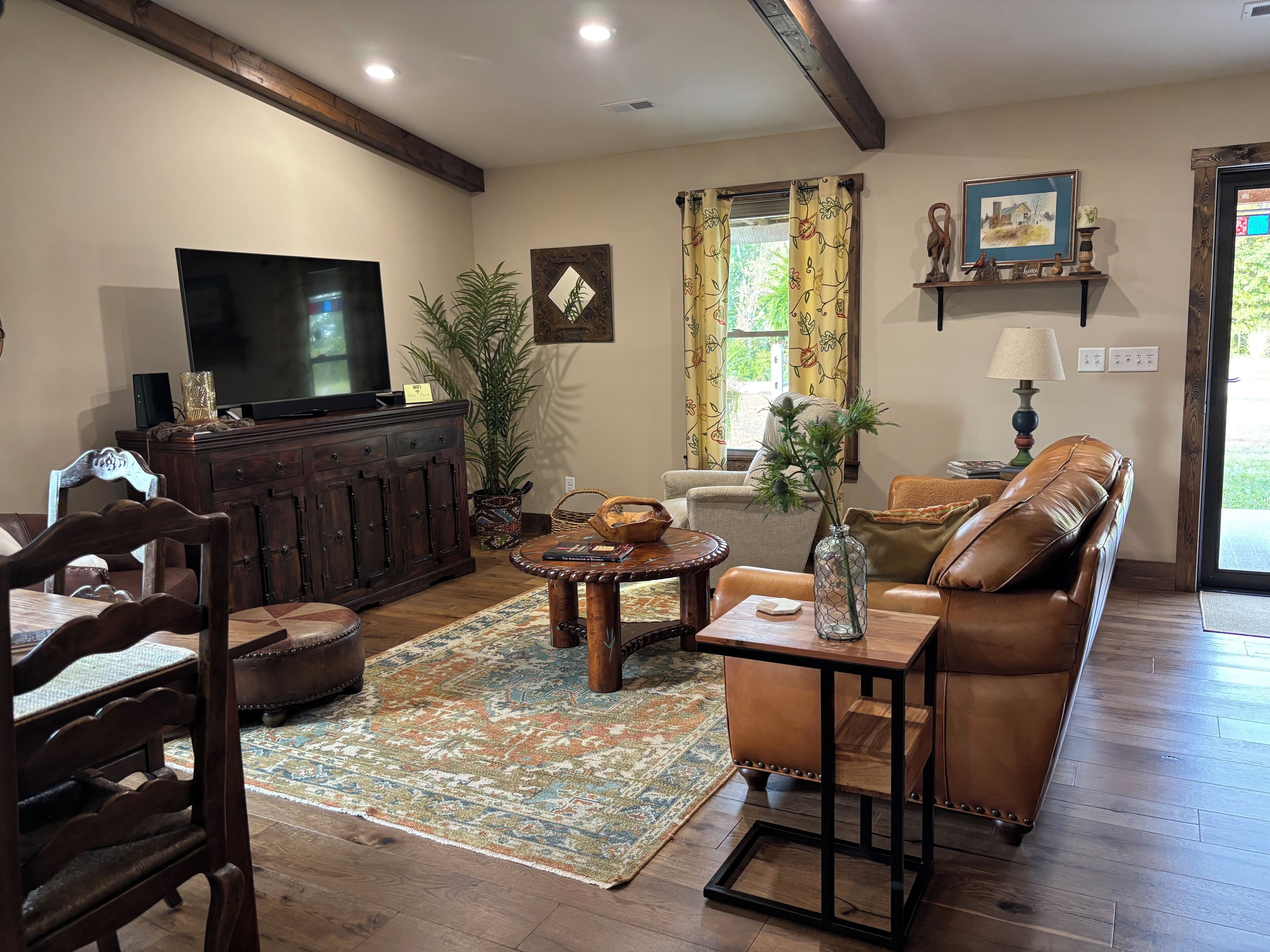 Smart-TV, DVD-spiller, bøker og filmbibliotek