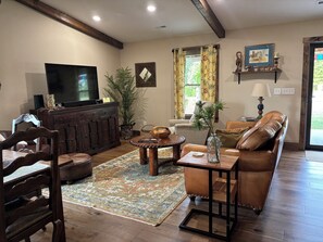 Smart-TV, DVD-spiller, bøker og filmbibliotek