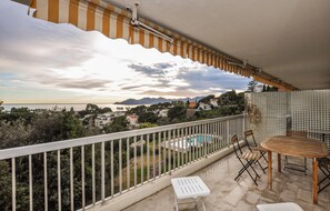 A balcony with a pool, chairs, and a table. - Nice apartment in Cannes with swimming pool (Cannes)