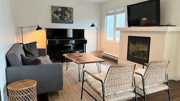 Smart TV, fireplace
