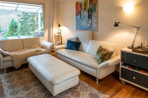 Een televisie, een dvd-speler en een stereo