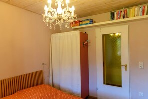 2 bedrooms, bed sheets - Siegtal Finca on the Sieg with sauna house (Windeck)