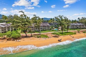 Plage, chaises longues, serviettes de plage