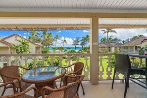 Outdoor dining - Islander on the Beach ONE-BEDROOM unit #308, Top floor, incredible Ocean Views (Kapaʻa)