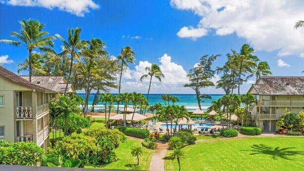A resort with a pool area, palm trees, and a view of the ocean. - Islander on the Beach ONE-BEDROOM unit #308, Top floor, incredible Ocean Views (Kapaʻa)