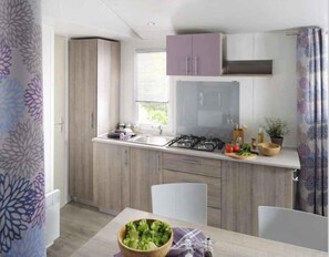 Fridge, stovetop - Mobile home with air conditioning, terrace and pool (Balatonfüred)