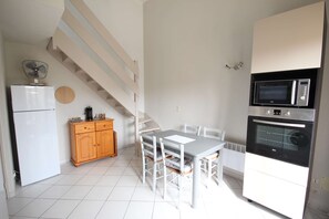 Fridge, microwave, oven, toaster - Nice house , 2 bedrooms, airco upstairs, 5 people, spacious terrace south exposed, secured... (PORTIRAGNES)