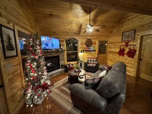 TV, fireplace, DVD player - Aunt Lib’s Shine Shack (Sevier County)