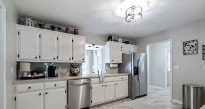 Decked Out Getaway: Pine MTN Trail, Pet Friendly