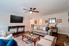 TV - Decked Out Getaway: Pine MTN Trail, Pet Friendly (Cartersville)