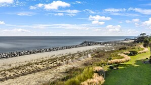 På stranden