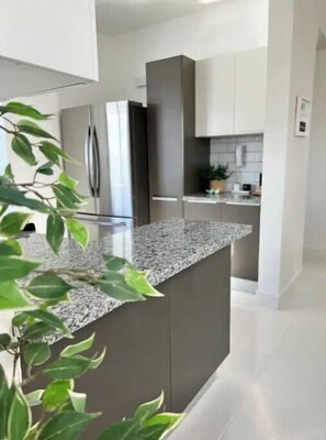 Geladeira, fogão, cooktop, cafeteira/chaleira