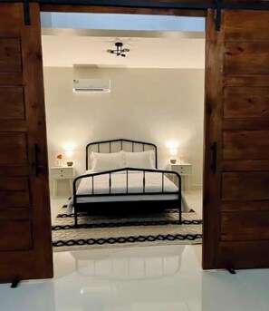 4 habitaciones, tabla de planchar con plancha, wifi y ropa de cama 