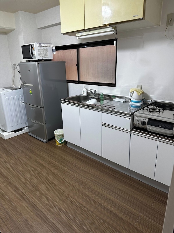 冷蔵庫、電子レンジ、コンロ、調理器具と食器