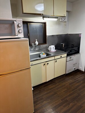 Kjøleskap, mikrobølgeovn, kokeplater og kjøkkenutstyr