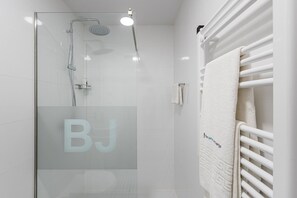Shower, hair dryer, towels - Cosy dwelling in Rua do Bonjardim (Porto)