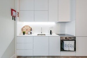 Fridge, oven, stovetop, dishwasher - Cosy dwelling in Rua do Bonjardim (Porto)