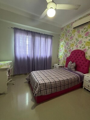 3 bedrooms, desk, iron/ironing board, free WiFi