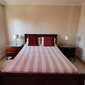 3 habitaciones, escritorio, tabla de planchar con plancha y wifi gratis 