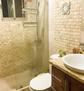Regadera, toallas, jabón, papel de baño 