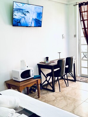 1 chambre, bureau, fer et planche à repasser, lit de bébé portatif