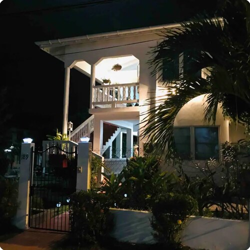 The Poolside Pad- 5 mins from the Airport & Beaches.