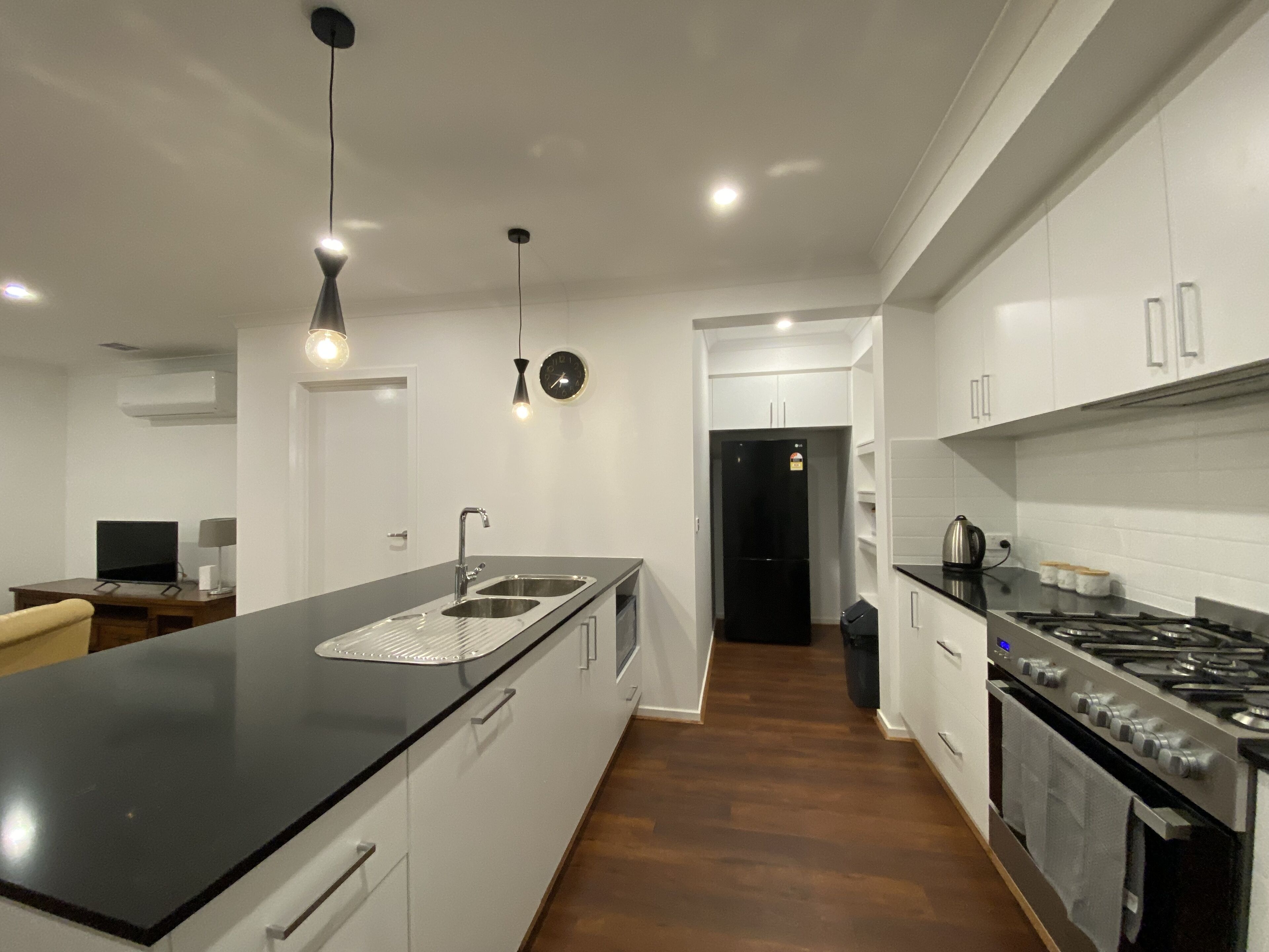 Geladeira, micro-ondas, fogão, cooktop