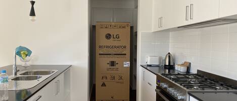 Kylskåp, mikrovågsugn, ugn och spishäll