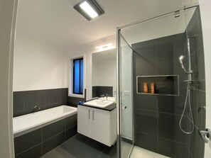 Dusche, Haartrockner, Handtücher, Seife