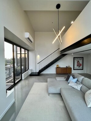 TV, stereo - Ultra Chic New York-Style loft - Central Chapel St (Prahran)