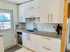 Kühlschrank, Mikrowelle, Herdplatte, Geschirrspüler