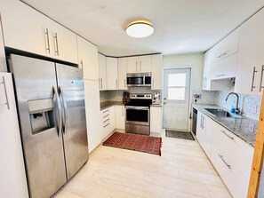 Fridge, microwave, stovetop, dishwasher