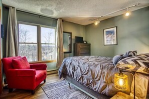 2 bedrooms, WiFi, bed sheets - C302-Great views of lift! Slopeside Condo, pets OK! (Davis)