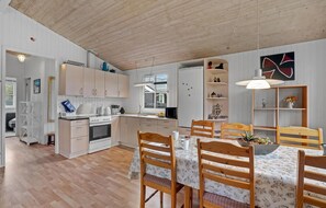 Fridge, microwave, stovetop, coffee/tea maker - 3 bedroom beautiful home in Højslev (Højslev)