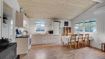 Køleskab, kogeplade, kaffe-/temaskine