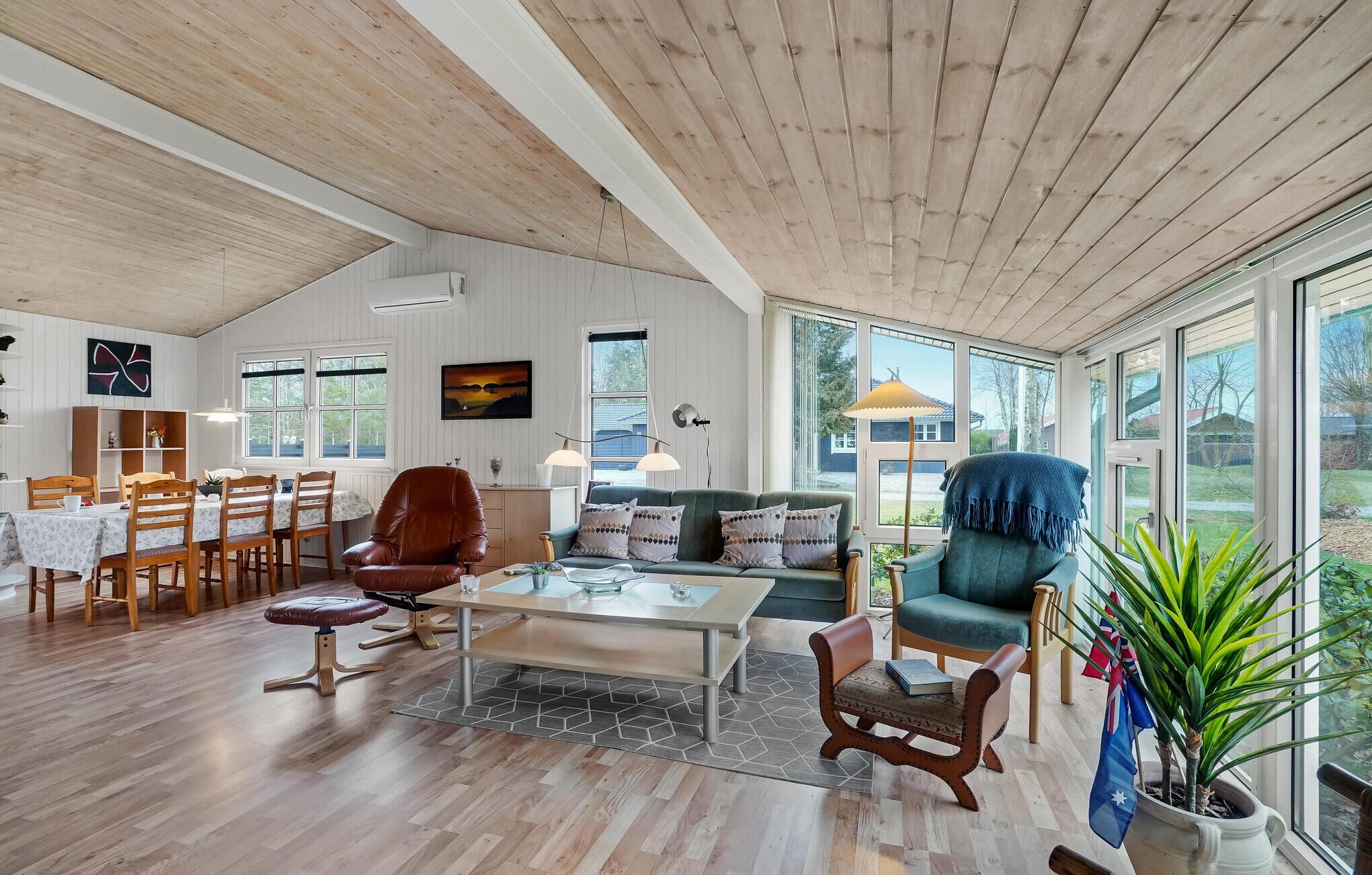 TV connectée, cheminée, chaîne hi-fi