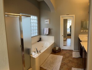 Regadera, tina de hidromasaje, secadora de cabello, toallas 