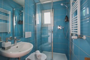 Douche, sèche-cheveux, serviettes fournies, papier toilette