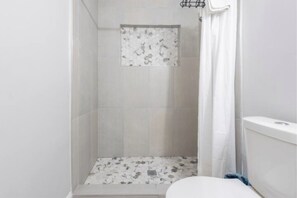 Regadera, amenidades de baño ecológicas, secadora de cabello, toallas 