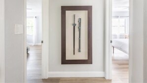 Un couloir orné d’un tableau encadré au mur.